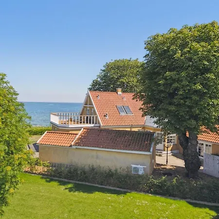 Lorenz - 10m From The Sea By Interhome Otel