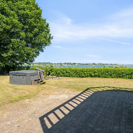 Otel Lorenz - 10m From The Sea By Interhome